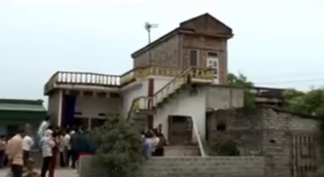 Bên cạnh đó, cơ quan chức năng cũng phát hiện tại lan can tầng 2 của gia đình nạn nhân tiếp giáp với trần nhà hàng xóm có vết dép nhựa giống với vết dép gần xác nạn nhân và một vết dép xoay. Từ những phát hiện này, lực lượng điều tra phán đoán nhiều khả năng kẻ thủ ác đã trèo và thoát ra khỏi nhà nạn nhân bằng đường leo qua trần nhà. 