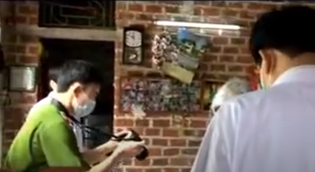 Quá trình khám nghiệm tử thi, cơ quan điều tra xác định nạn nhân bị đứt sâu ở chính giữa cổ, trên người có nhiều vết trầy xước. Hiện trường vụ án và tử thi cho thấy, sau khi ra tay sát hại nạn nhân, hung thủ còn lấy nước dội lên xác nạn nhân nhằm phi tang dấu vết.