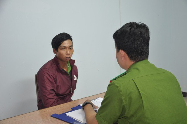 Khi vào nhà, Nhân đã khống chế chị P. và cướp tài sản. Sau khi lấy tài sản của nạn nhân, đối tượng tiếp tục thực hiện hành vi cưỡng hiếp chị P. nhưng nạn nhân liên tục chống cự. Trước sự chống trả quyết liệt của nạn nhân, Nhân dùng dao đâm vào vùng mông và cứa vào tay chị P. rồi bỏ trốn. 