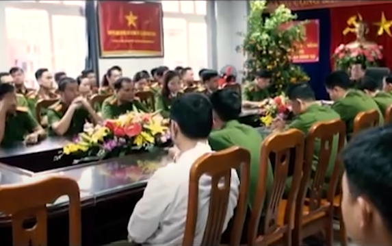 Để xác định nơi lẩn trốn của đối tượng là rất khó khăn. Nhưng bằng quyết tâm, Ban chuyên án đã phân công nhiều tổ công tác xác minh ở TP HCM cũng như địa bàn ở Quế Sơn, Tam Kỳ và Núi Thành (Quảng Nam) cơ quan chức năng cũng đã xác định được nơi ẩn náu của đối tượng.