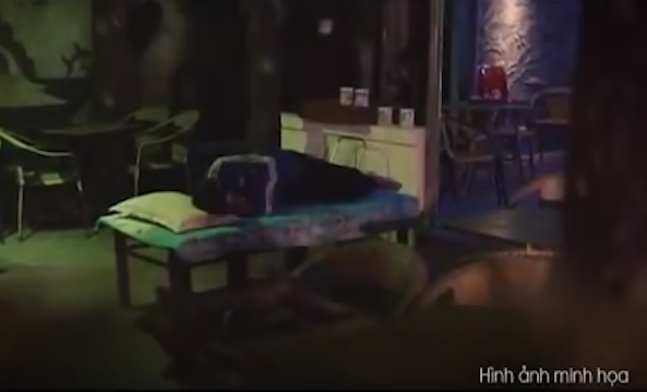 Theo lời khai của chị L., khoảng 1h30 ngày 23/11, một đối tượng đã đột nhập vào quán cà phê Trâm Anh, dùng dao đâm và cắt cổ anh P.Đ.Q. (sinh 1991) là em ruột chị L., đang nằm ngủ tại quán khiến nạn nhân nằm bất động.