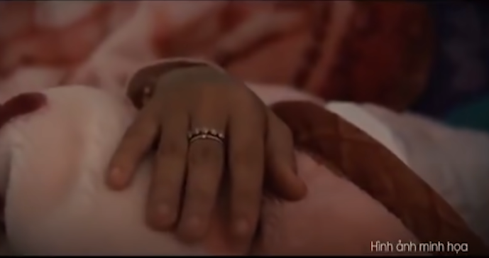 Sau đó, đối tượng tiếp tục dùng thủ đoạn và uy hiếp chị L. để hiếp dâm, chiếm đoạt số tiền 3,2 triệu đồng và một sợi lắc vàng tây. Trong lúc đối tượng thực hiện hành vi phạm tội thì nạn nhân đã lợi dụng sơ sở của đối tượng và gọi điện cho người quen cầu cứu. 