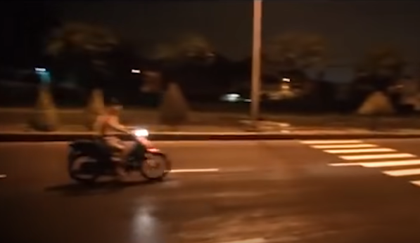 Thấy vậy đối tượng đã nhanh chóng lên xe rời khỏi hiện trường. 