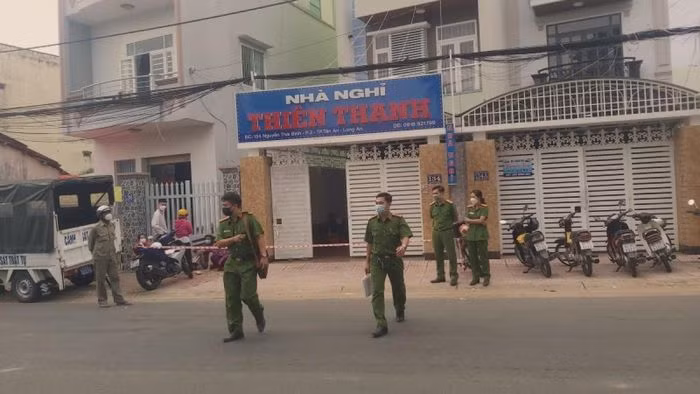  Chồng đâm chết vợ rồi tự tử trong nhà nghỉ: Đêm 24/11, bà B.N.H.Q. (39 tuổi) và chồng là N.D.H. (42 tuổi cùng trú huyện Châu Thành, tỉnh Long An) đưa con 5 tuổi đến nhà nghỉ ở TP Tân An thuê phòng. Rạng sáng 25/11, vợ chồng xảy ra mâu thuẫn. Trong lúc cự cãi, người chồng đã dùng dao đâm chết vợ, sau đó tự tử. 