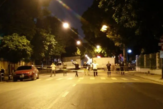 Tại thời điểm lực lượng chức năng vây bắt, mặc dù đã tổ chức chăng dây, ra tín hiệu dừng xe từ xa ngăn chặn các đối tượng. Tuy nhiên, nhiều đối tượng manh động vẫn bất chấp đã lao thẳng vào tổ công tác, va chạm với nhiều phương tiện của người dân. 