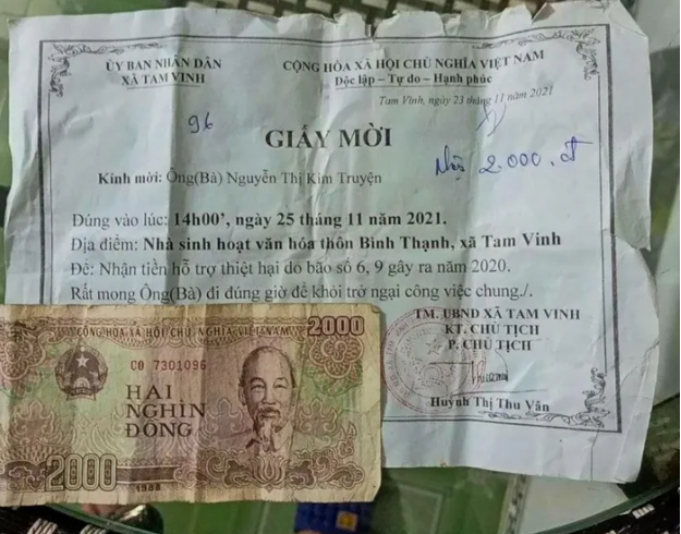  Một hộ dân được hỗ trợ 2.000 đồng sau cơn bão: Ngày 26/11, UBND xã Tam Vinh, huyện Phú Ninh, Quảng Nam, cho biết bà Nguyễn Thị Kim Truyện bị thiệt hại 10 m2 đất trồng chuối nên hỗ trợ 2.150 đồng theo quy định. UBND xã Tam Vinh cho biết thêm việc hỗ trợ thiệt hại căn cứ theo Nghị định 02 năm 2017. 