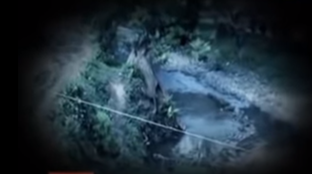 Đến khoảng 0h30 ngày 8/3/2013, y bật dậy, xuống dưới sàn nhà lấy hai bao tải, nổ xe máy đi đến chỗ để xác chị Chung cho xác vào bao tải. Khiêm định vứt xác vợ ở khu vực rừng ma nhưng thấy gần nhà quá dễ bị phát hiện, liền cởi quần áo ngoài, vác bao tải xác vợ lội qua thửa ruộng đến khu vực suối bản Mơ Tươi và chôn lấp ở gốc cây dưới khe suối.