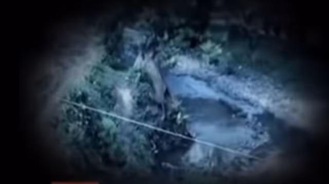 Đến khoảng 0h30 ngày 8/3/2013, y bật dậy, xuống dưới sàn nhà lấy hai bao tải, nổ xe máy đi đến chỗ để xác chị Chung cho xác vào bao tải. Khiêm định vứt xác vợ ở khu vực rừng ma nhưng thấy gần nhà quá dễ bị phát hiện, liền cởi quần áo ngoài, vác bao tải xác vợ lội qua thửa ruộng đến khu vực suối bản Mơ Tươi và chôn lấp ở gốc cây dưới khe suối.