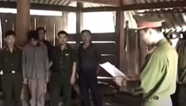 Ban chuyên án đã triệu tập Khiêm để tập trung đấu tranh… Bằng nhiều biện pháp nghiệp vụ, vừa đấu tranh, cảm hóa, giáo dục, đến ngày 14/3/2013, Vì Văn Khiêm đã khai nhận toàn bộ hành vi phạm tội của mình.