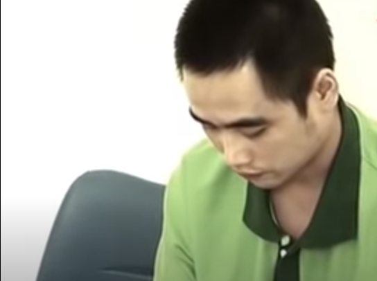 Sáng 7/3/2013, chị Chung nói với chồng là tối hôm nay, chị sẽ tham gia phục vụ buổi tọa đàm giao lưu nhân ngày Quốc tế phụ nữ 8/3 tại nhà văn hóa bản Mơ Tươi. Chị Chung là phụ nữ khá xinh đẹp, thường xuyên tham gia phong trào văn hóa văn nghệ của bản, nên thường bị chồng ghen tuông vô cớ.