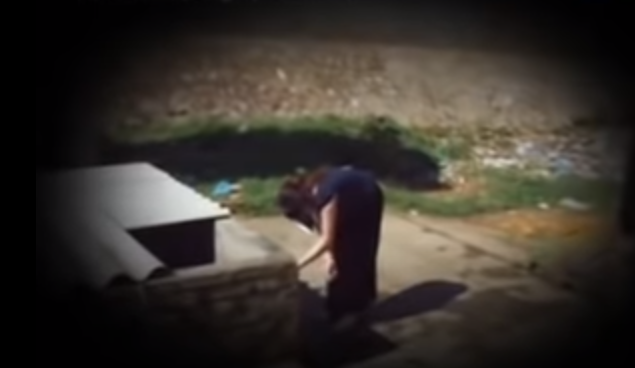 Sau khi ăn xong, lúc đó khoảng 21h30, khách đã về hết, dọn dẹp xong xuôi, Vì Văn Khiêm lững thững đi bộ xuống nhà văn hóa bản Mơ Tươi. Gần đến nơi thì y thấy bóng một người phụ nữ đang đi sang phía nhà bố đẻ mình, xác định đúng chị Chung đang xách ấm đi lấy nước, y bỗng nảy sinh ý đồ phải giết chết vợ mình.