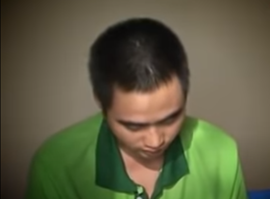 Do đó, Khiêm không đồng ý nhưng chị Chung vẫn tỏ ý vẫn tham dự tiết mục văn nghệ trong buổi tọa đàm. Tối hôm đó, Khiêm mời một số anh em họ hàng đến ăn cơm uống rượu tại nhà với lý do chúc mừng vợ nhân dịp 8/3. Khoảng 19h, chị Chung ăn cơm xong trước nói với mọi người là cứ tiếp tục ăn uống, còn chị đi xuống nhà văn hóa bản Mơ Tươi để phục vụ tiếp nước cho buổi tọa đàm của Chi hội phụ nữ bản nhân dịp kỷ niệm ngày Quốc tế mồng 8-3. Những người còn lại tiếp tục uống rượu tại nhà chị Chung.