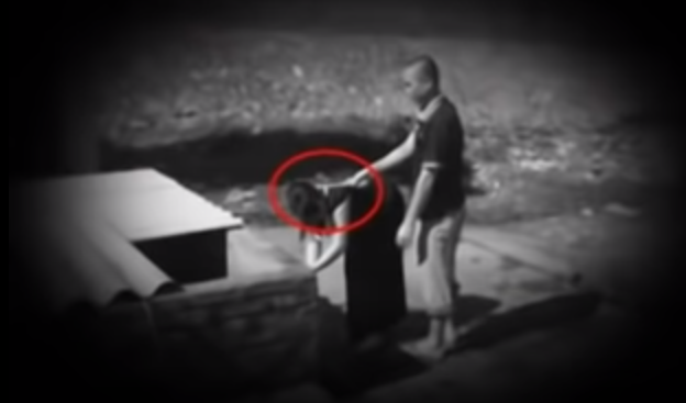 Khiêm liền đi theo chị Chung, y vào bếp nhà bố đẻ lấy điện thoại di động soi sáng để tìm con dao, sau đó y quay ra chỗ bể nước nơi chị Chung đang lấy nước. Thấy tiếng động, chị Chung ngẩng mặt lên thì bị Khiêm vung dao chém nhiều nhát và đầu và cổ khiến chị gục xuống. Thấy chị Chung đã chết, Khiêm kéo xác ra phía sau khu vệ sinh nhà ông Phúc, sát với rừng ma để giấu rồi về nhà như chưa có chuyện gì xảy ra.