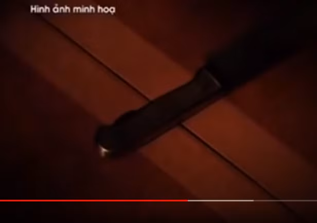 Tối 10/11/2013, anh Bằng bắt Thưa đưa tiền đi đánh bạc, ép gọi điện thoại yêu cầu mẹ bán đất. Và khi không được đáp ứng, anh Bằng dí kiếm vào cổ vợ buộc mở két bạc. Trong lúc giằng co, Thưa đoạt được hung khí, khua qua khua lại khiến chồng tử vong. Hoảng sợ, Thưa ngất đi khoảng một tiếng.