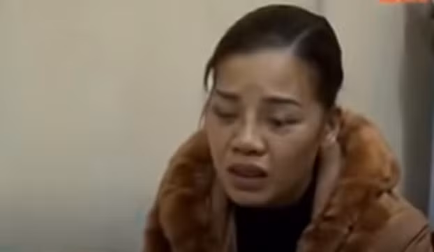 Ban chuyên án nhận định Thưa là nghi can số một nhưng tạo điều kiện để cô này lo hậu sự cho chồng nên chưa thực thi lệnh bắt. Sáng 15/11/2013, tại đám tang anh Bằng, Thưa khóc nức nở, thỉnh thoảng liếc cảnh sát. Chiều cùng ngày, khi việc tang gia đã xong xuôi, Công an công bố việc bắt giữ. Ban đầu, người phụ nữ 32 tuổi phủ nhận song khi được yêu cầu giải thích về các vết máu trên xe và dưới nền thì Thưa không lý giải được.