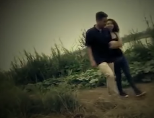 Khi về tới Tam Kỳ vào khoảng 2h chiều, Dũng đã đi mua một con dao Thái Lan, cán màu vàng với chủ tâm sẽ giết Bửu. Thấy còn sớm nên Dũng đã rủ người lái xe ôm lai rai vài chai bia, sau đó lên thẳng nhà Bửu và rủ em đi chơi. Sau khi đi lòng vòng một số nơi và uống cà phê xong, Dũng đã chở Bửu tới rừng keo lá tràm, thuộc đồi Thơm, xã Tam Dân (cách nhà Bửu khoảng 4km). 