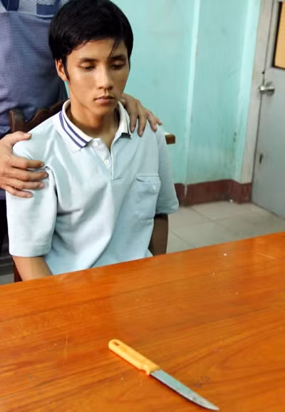 Theo điều tra, sau khi gây án, Dũng ghé về nhà rồi vội vã nhờ người thân đưa xuống QL1A đón xe vào TP HCM ngay trong đêm. Chiều 16/3/2012, sau khi gặp được Bửu, Dũng đã quăng ngay sim điện thoại. Tại TP HCM, Dũng cũng đã liên tục thay đổi địa điểm làm việc và chỗ ở. Các mối quan hệ, đặc biệt là quan hệ nam nữ của Dũng cũng khá phức tạp. Trong đó trẻ có, già có (vì dẻo miệng và bảnh trai). Không ai rõ hiện Dũng đang ở đâu.