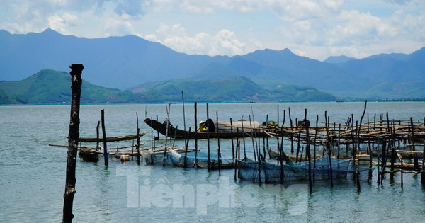  Vợ chết, chồng mất tích khi ra đầm đánh cá lúc mưa to: Chiều 24/11, vợ chồng ông N.X (SN 1966) và bà N.T.M (SN 1968 ở xã Vinh Hưng, huyện Phú Lộc, tỉnh TT-Huế) ra đầm đánh bắt cá gặp lúc mưa to gió lớn, bị lật ghe làm một người đuối nước tử vong, nạn nhân còn lại hiện vẫn đang mất tích. (Ảnh: Tiền Phong) 