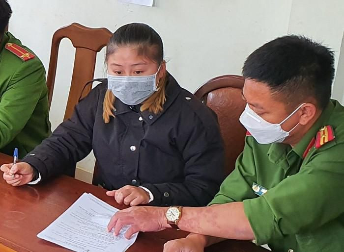  Mê cá độ, 3 thiếu nữ lừa đảo trên 13 tỷ đồng: Để có tiền cá độ, Phan Thị Kim Lộc (SN 2001, trú TP Đà Lạt) chủ mưu cùng 2 đồng phạm đã lừa đảo bằng hình thức giả làm "cò" đất, tìm người bán, người mua rồi cùng ra công chứng đặt cọc, mua bán sang tên, sau đó kiếm cớ "lật kèo" số tiền lừa đảo từ các nạn nhân trên 13 tỷ đồng. Ngày 24/11, Công an tỉnh Lâm Đồng cho biết đã khởi tố, bắt tạm giam 3 đối tượng này.