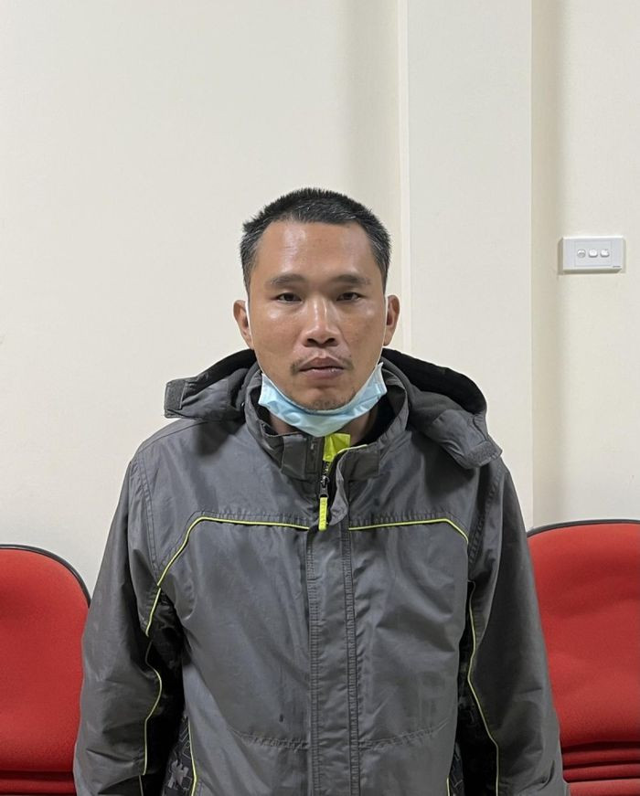  Lẻn vào trường cũ trộm cắp tài sản: Cầm Ngọc Quyết (SN 1985, trú TP Sơn La) đến Trường Cao đẳng kỹ thuật công nghệ Sơn La rồi lẻn vào xưởng thực hành số 2 (là nơi trước đây Quyết công tác) lấy trộm chiếc máy chiếu (trị giá khoảng 9 triệu đồng) rồi mang đi bán để tiêu sài cá nhân. Ngày 24/11, Công an TP Sơn La cho biết đã bắt tạm giam Quyết. 