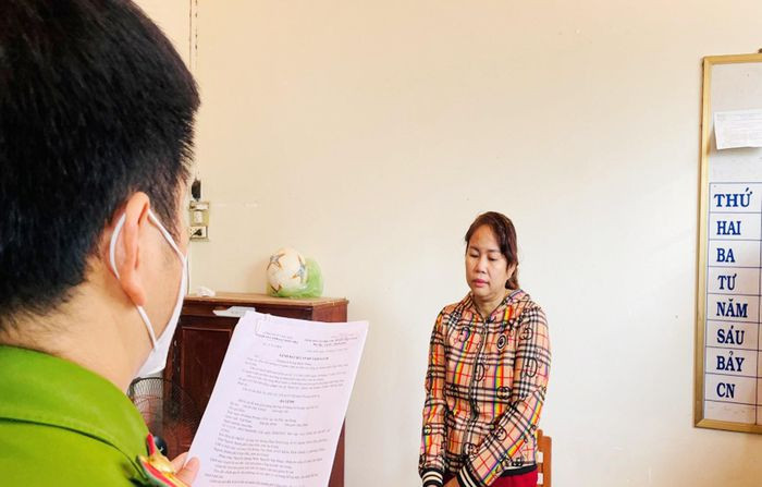  Vợ một Thượng tá biên phòng ở An Giang bị bắt tạm giam: Ngày 24/11, Công an TP Châu Đốc, tỉnh An Giang cho biết đã khởi tố bị can, bắt tạm giam bà Trần Thị Vàng (43 tuổi, ngụ phường Vĩnh Ngươn) về tội Buôn lậu. Bà Vàng là vợ của một thượng tá H.V.N., Phó phòng Phòng chống ma túy và tội phạm thuộc Bộ Chỉ huy Bộ đội Biên phòng An Giang. 