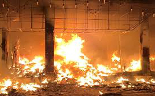  Cháy cửa hàng tạp hóa, 3 mẹ con tử vong: Ngày 24/11, thông tin từ ngành chức năng TP Sa Đéc, tỉnh Đồng Tháp cho biết trên địa bàn vừa xảy ra vụ cháy khiến 3 mẹ con tử vong. Danh tính 3 nạn nhân được xác định là chị V.L.T (32 tuổi, chủ tiệm tạp hóa) và 2 con là Đ.H.T (12 tuổi) và Đ.L.T (5 tuổi). (Ảnh minh họa) 