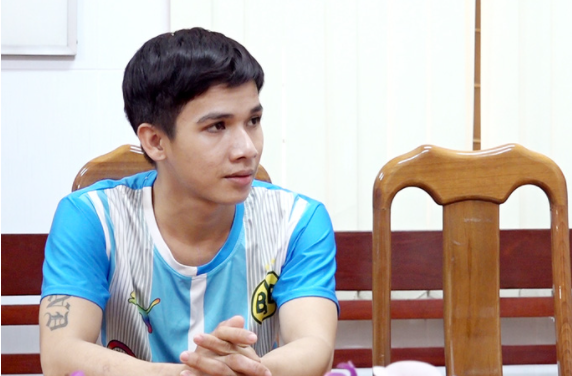  Dùng nước đổ vào miệng bé gái 7 tháng tuổi đến chết: Do bé gái 7 tháng tuổi, là con ruột của “vợ hờ”, hay khóc nên Nguyễn Văn Hồng (SN 1998; ngụ TP Châu Đốc, tỉnh An Giang) nhiều lần đánh đập làm gãy tay và đổ nước vào miệng dẫn đến chết ngạt. Ngày 21/11, Công an tỉnh An Giang cho biết đã bắt tạm giam Hồng để điều tra. 