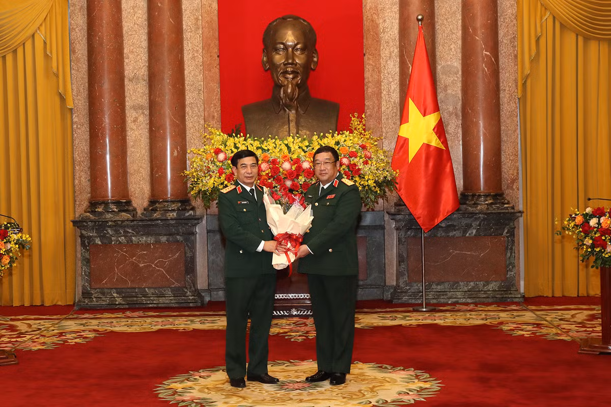 Phát biểu tại buổi lễ, thượng tướng Phạm Hoài Nam cảm ơn Đảng, Nhà nước, Quân ủy T.Ư, Bộ Quốc phòng, các ban, bộ, ngành, địa phương và cá nhân Chủ tịch nước đã tin tưởng trao cho ông vinh dự và cũng là trọng trách rất lớn này. (Ảnh: Đại tướng Phan Văn Giang, Bộ trưởng Quốc phòng tặng hoa chúc mừng Thượng tướng Phạm Hoài Nam)