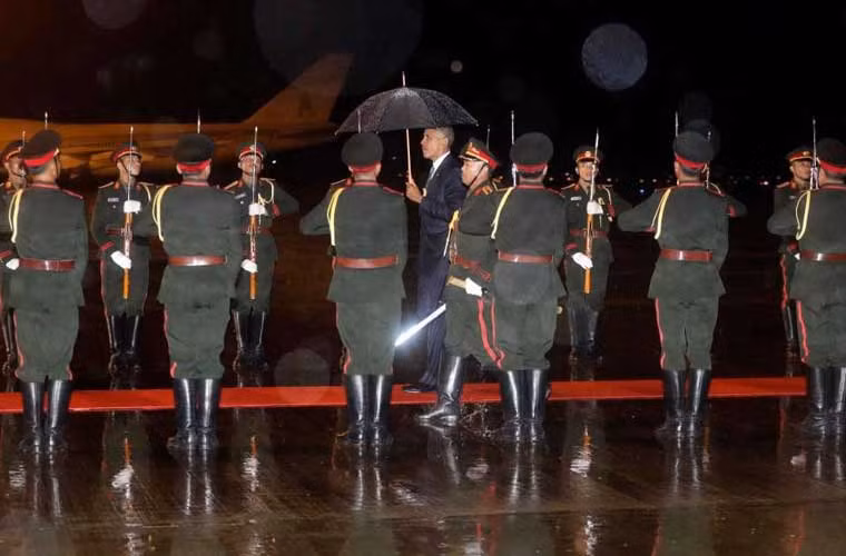 Sau khi kết thúc lịch trình làm việc tại Hội nghị Thượng đỉnh G20 tổ chức ở Hàng Châu, Trung Quốc, Tổng thống Obama đã tới Viêng Chăn, Lào vào tối 5/9. Ảnh: Ông Obama xuống sân bay Wattay để bắt đầu chuyến thăm chính thức Lào và tham dự các cuộc họp thuộc khuôn khổ Hội nghị cấp cao ASEAN tổ chức tại đây.