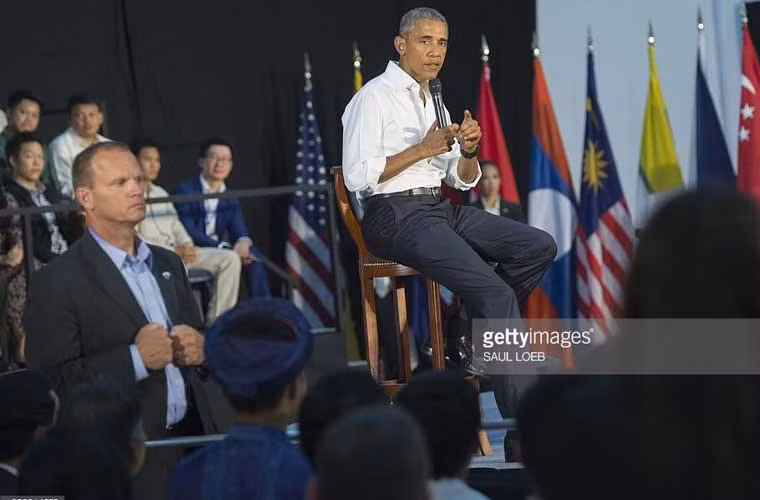 Chiều 7/9, ông Obama có cuộc trò chuyện với các bạn thanh niên tới từ các quốc gia ASEAN trong Sáng kiến Lãnh đạo trẻ Đông Nam Á (YSEALI) tại khán phòng trường Đại học Souphanouvong.