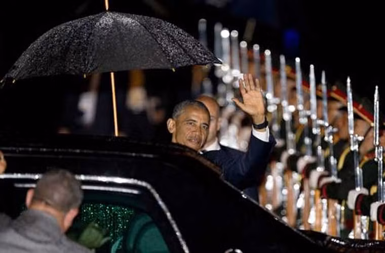 Tổng thống Mỹ Barack Obama vẫy tay chào trước khi bước vào trong xe hộ tống tại sân bay quốc tế Wattay tối muộn ngày 5/9.