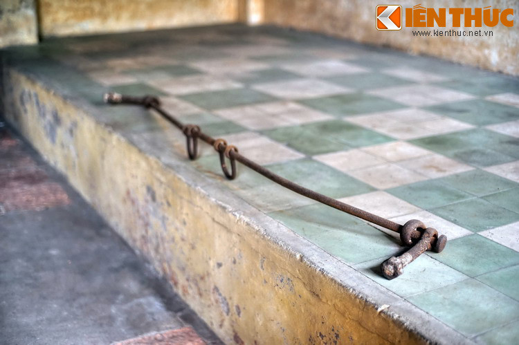 Thời Pháp các bục được làm bằng gỗ, sau 1954 được làm bằng xi-măng, lát gạch hoa. Trên một số bục có gắn cùm chân để hạn chế sự di chuyển của tù nhân.