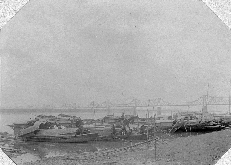 Một góc bến sông Hồng, gần cầu Paul Doumer.