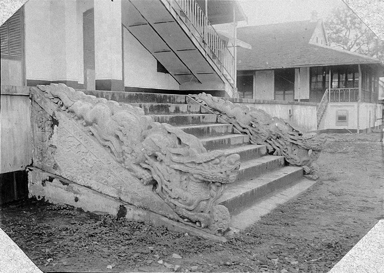 Cặp rồng đá phía sau điện Kính Thiên, Hoàng thành Hà Nội.