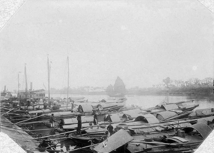 Bến sông ở Nam Định, thuyền nan của người Việt và tàu hơi nước của người Hoa.