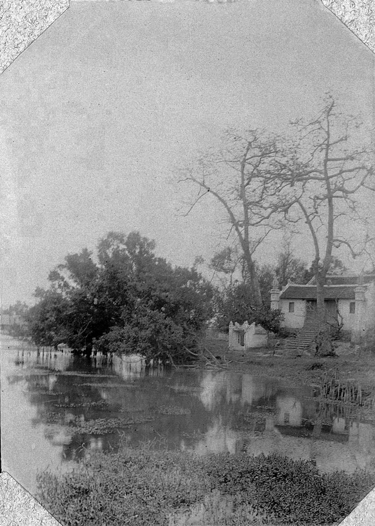 Chùa Quang Hoa bên hồ Thiền Quang, gần ga Hà Nội.