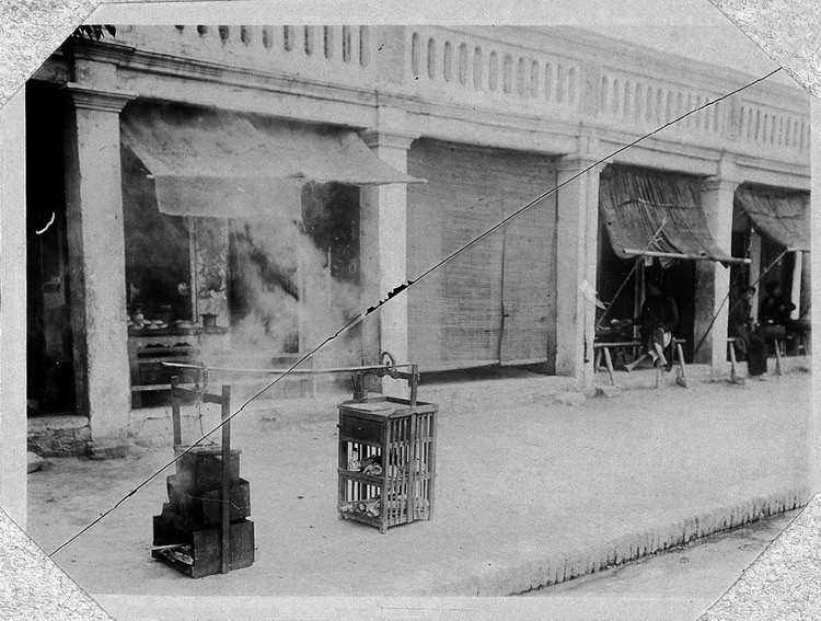 Gánh hàng ăn của người Hoa ở Hà Nội.