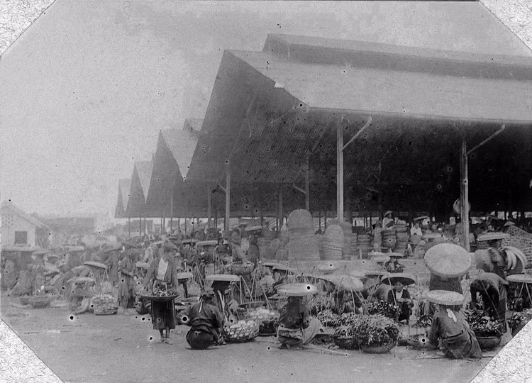 Chợ Đồng Xuân, Hà Nội. Thời điểm này chợ chưa được xây kiên cố.