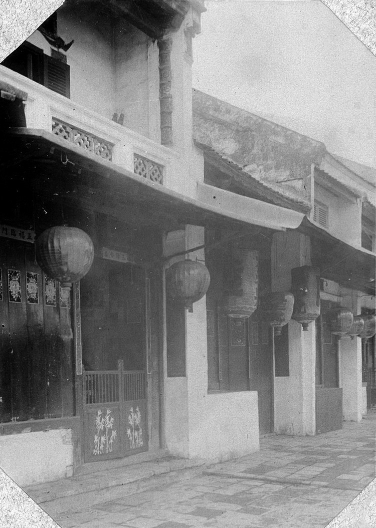 Các cửa hiệu của người Hoa trên phố Hàng Đào, Hà Nội.