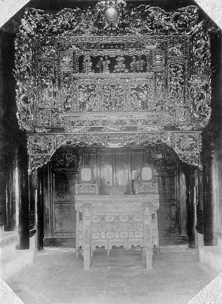 Bàn thờ và bộ cửa võng tinh xảo của đình Ngự Triều Di Quy trong thành Cổ Loa.