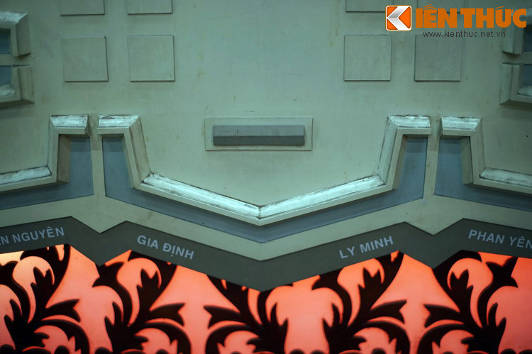 8 cửa thành Bát Quái gồm: Phía Nam là cửa Càn Nguyên và cửa Li Minh, phía Bắc là cửa Khôn Hậu và cửa Khảm Hiền, phía Đông là cửa Chấn Hanh và cửa Cấm Chí, phía Tây là cửa Tốn Thuận và cửa Đoài Duyệt.