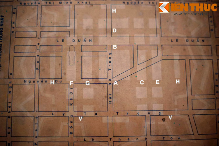 Các công trình trong thành gồm Hoàng cung (A, nơi vua ở), Hậu điện (B, nơi mẹ vua ở), Thế điện (C, nơi hoàng tử ở), y viện (D), kho đồn điền (E), xưởng thợ (F), trại súng (G), kho thuốc súng (H)... Vị trí Hoàng cung ngày nay là bên ngã tư Hai Bà Trưng - Nguyễn Du. Xưởng thợ là phần đất nhà thờ Đức Bà.