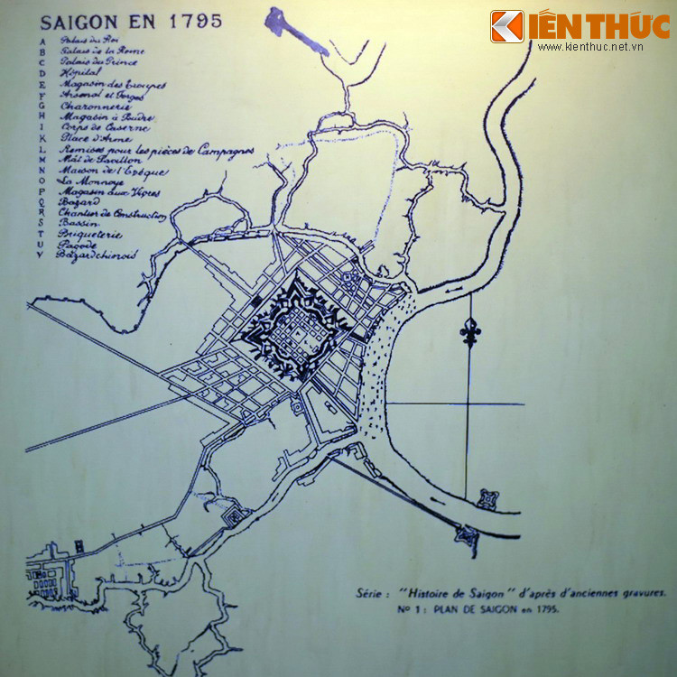 Sau khi đánh bại Lê Văn Khôi, vua Minh Mạng đã cho phá thành Bát Quái để lập thành Gia Định mới năm 1837. Chính vì sự phá hủy này mà thành Bát Quái còn bị gọi Gia Định phế thành. Ảnh: Bản đồ Sài Gòn - Gia Định năm 1795 với thành Bát Quái ở trung tâm.