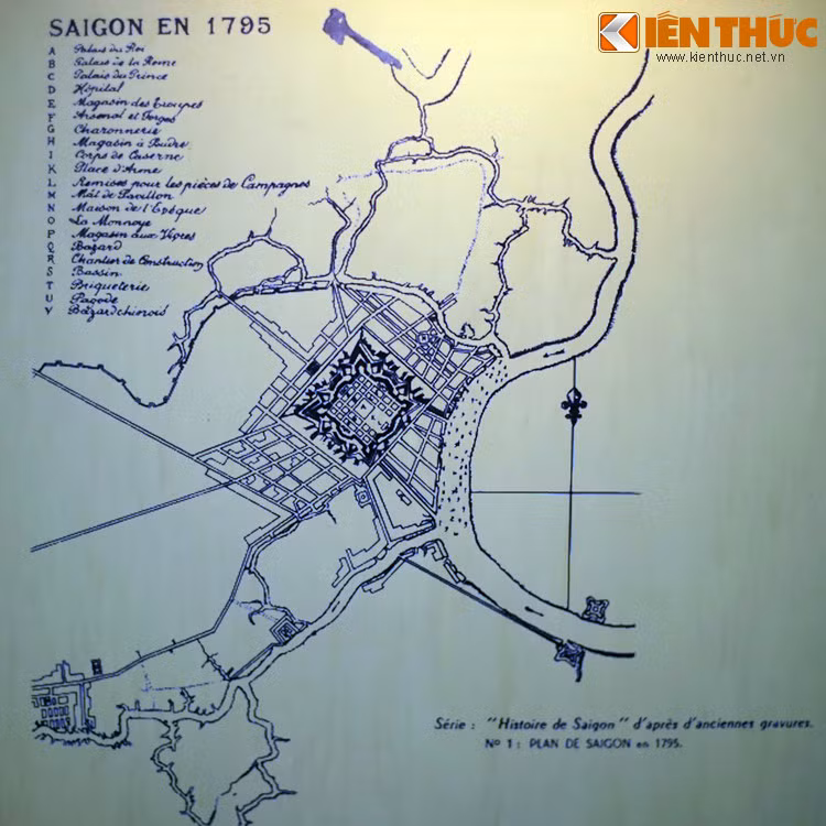 Sau khi đánh bại Lê Văn Khôi, vua Minh Mạng đã cho phá thành Bát Quái để lập thành Gia Định mới năm 1837. Chính vì sự phá hủy này mà thành Bát Quái còn bị gọi Gia Định phế thành. Ảnh: Bản đồ Sài Gòn - Gia Định năm 1795 với thành Bát Quái ở trung tâm.