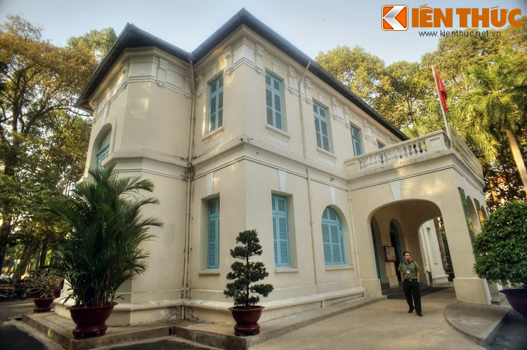 Ngược dòng lịch sử, Dinh Norodom khánh thành năm 1871, là nơi ở và làm việc của các Thống đốc Nam kỳ (1871-1887) và Toàn quyền Đông Dương (1887-1945). Năm 1954, Dinh đổi tên là Dinh Độc Lập và trở thành đại bản doanh của ông Ngô Đình Diệm.