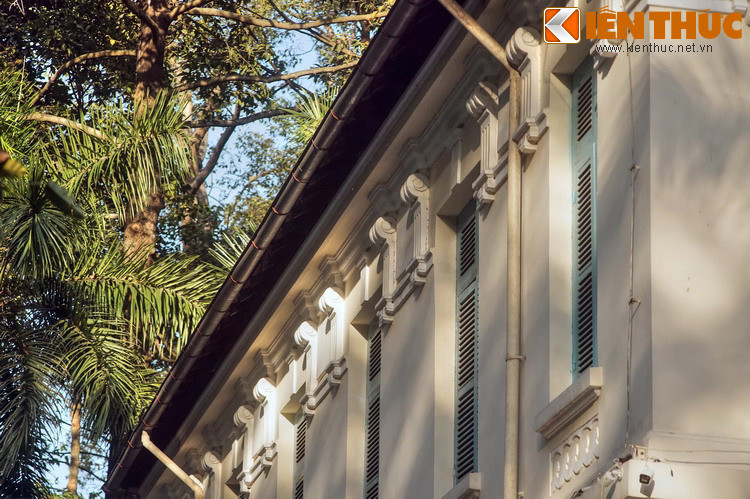 Năm 1962, sau khi Dinh bị các phi công nổi loạn ném bom hư hỏng nặng, ông Diệm quyết định san bằng Dinh cũ và xây dựng Dinh Độc Lập mới. Chỉ còn lại một tòa nhà của Dinh Norodom cũ được giữ lại, nằm gần đường Nguyễn Du.