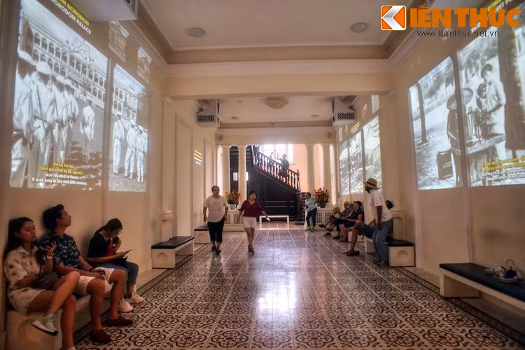 Các nội dung trưng bày ở tầng 1: Giới thiệu chung – Xây dựng đô thị Sài Gòn thời thuộc địa – Dinh Norodom – Sài Gòn năng động – Những gương mặt Sài Gòn – Chiến tranh và biến động ở Sài Gòn.