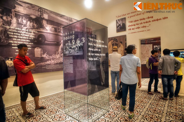 Bên cạnh nghe và nhìn, du khách có thể tự khám phá nhiều hình ành, tư liệu lịch sử mới được sưu tầm trong và ngoài nước.