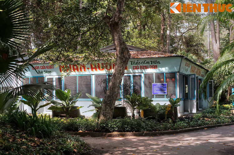 4. Nằm gần khu chuồng đười ươi của Thảo Cầm Viên Sài Gòn hiện tại, quán Nhan Hương là một di tích lịch sử liên quan đến cuộc kháng chiến chống Mỹ ở Sài Gòn. Đây là một cơ sở hoạt động bí mật dưới bình phong là quán ăn, được Bộ Tư lệnh Miền cho xây vào năm 1963.