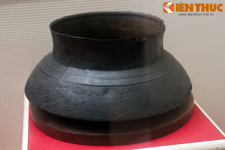 Chiếc nồi cơ quan ấn loát của Huyện ủy huyện Quỳnh Lưu dùng nấu thạch in tài liệu của Đảng bộ, 1930.